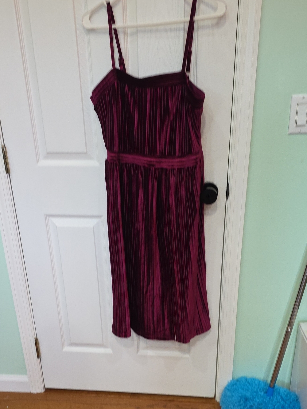 VENUS Burgundy Velvet Pleated Midi Dress